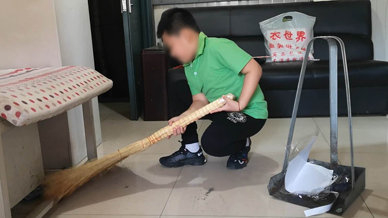 小男孩很懂事，經常幫助派出所打掃打掃衛生