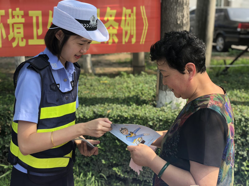 燈塔交警走上街頭開展交通安全宣傳活動