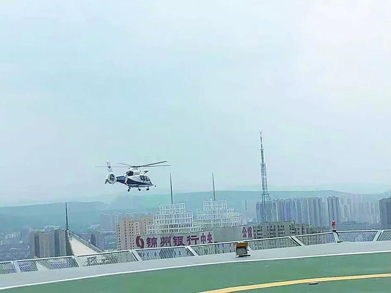 盤旋在金融廣場樓頂的警務直升機