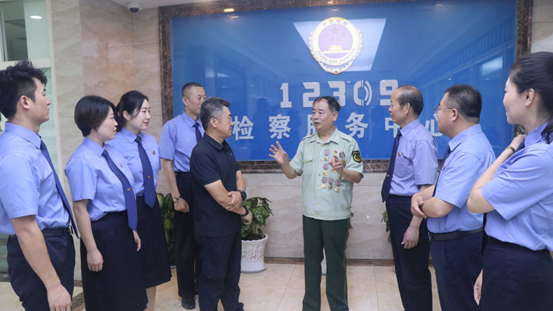李忠怡（右4）在講紅色傳統