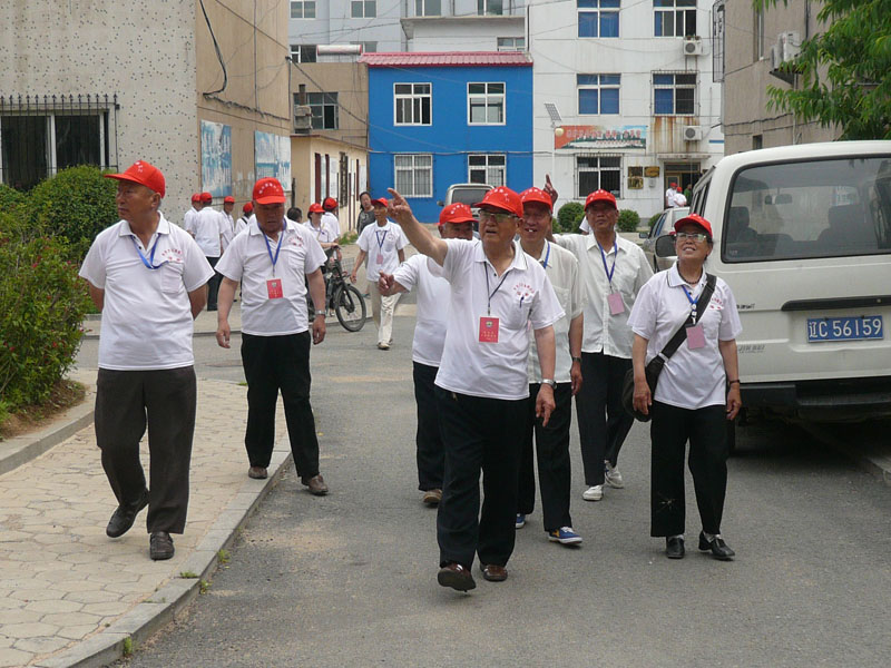 立山區深南街道老黨員義務聯防隊在巡邏