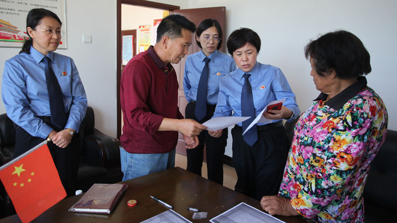 檢察官將救助款交給孩子的監護人