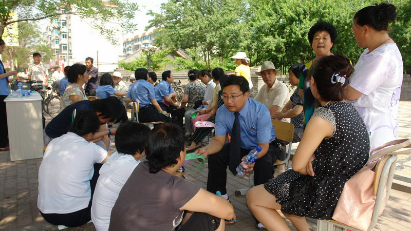 2010年6月24日，遼陽市院百名檢察官走進社區