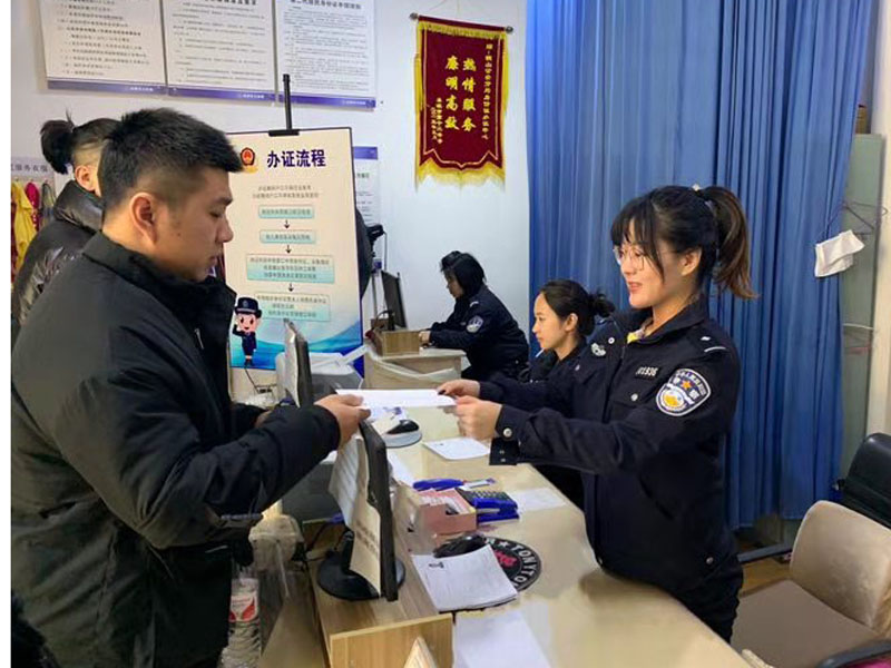 本溪公安局民警為百姓熱情服務