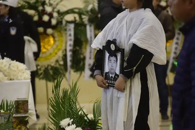 家屬手捧魏榮發遺像