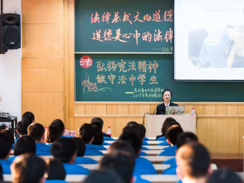 渾南區法院龐舒亓法官在東北育才外國語學校授課
