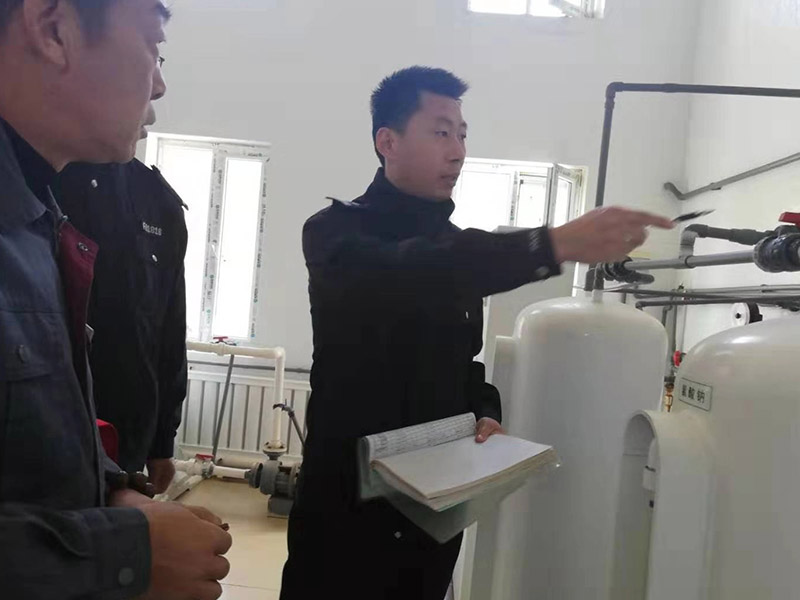 圖為民警在企業檢查