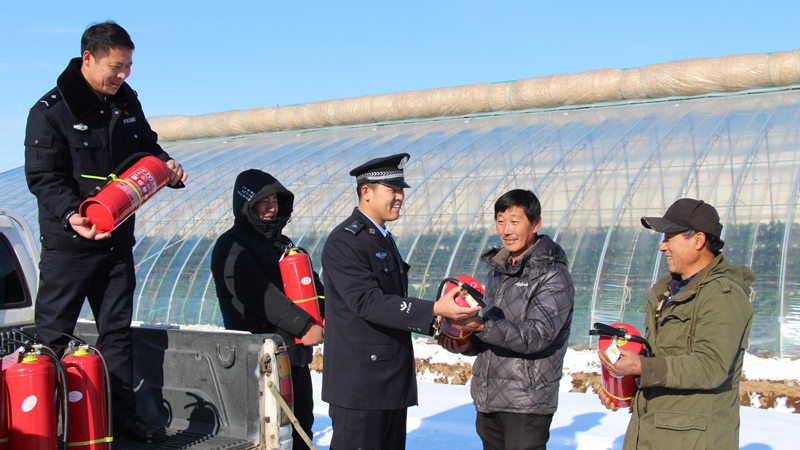 民警向農戶發放消防器材