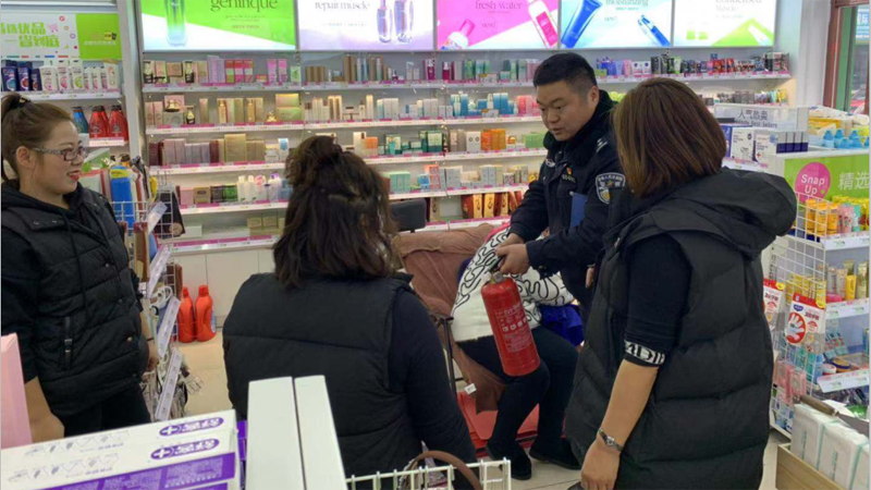 民警在商場演示滅火器使用