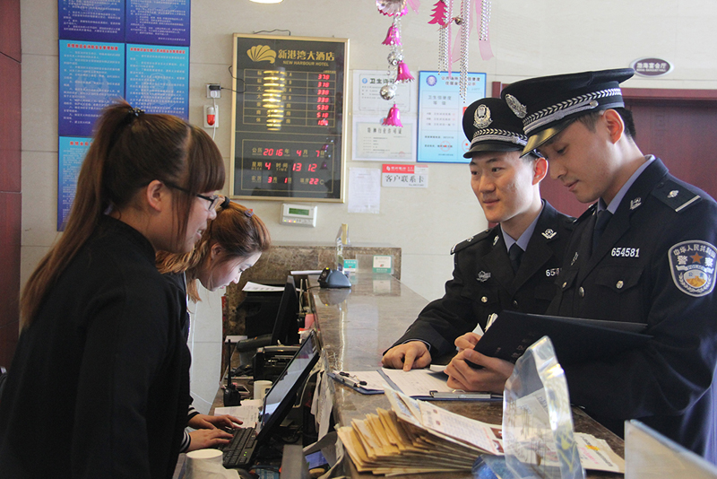 錦州市公安局民警深入企業、商戶宣傳掃黑除惡專項斗爭