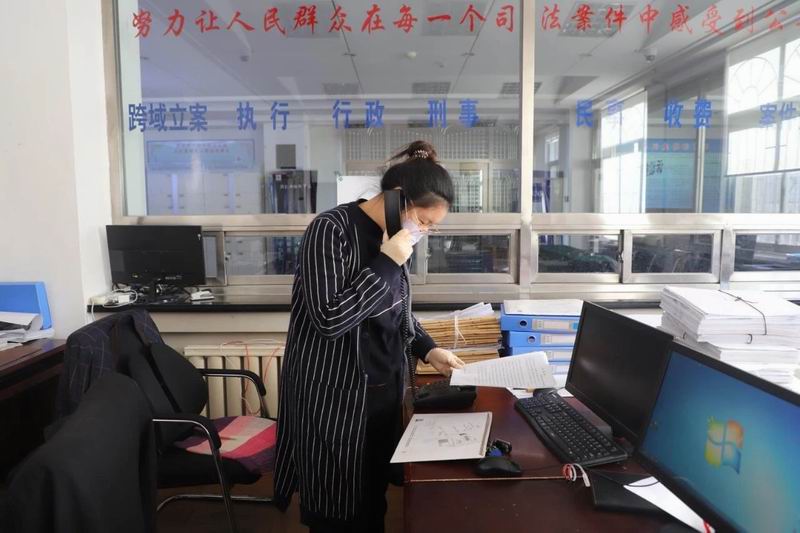 立案庭法官助理任婷婷接聽當事人立案咨詢電話