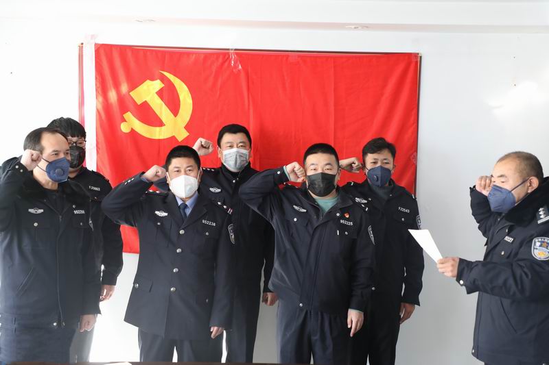 朱國強帶領黨員突擊隊向黨旗宣誓（右一為朱國強）