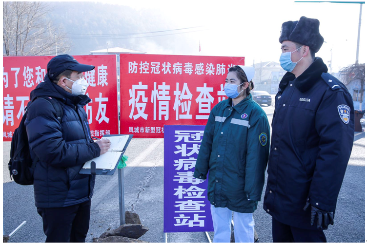 記者（左）采訪張洪瑋、齊文文夫妻   栗粟  攝