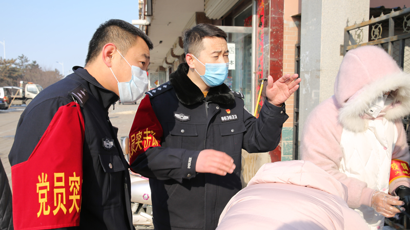 民警進入小區排查