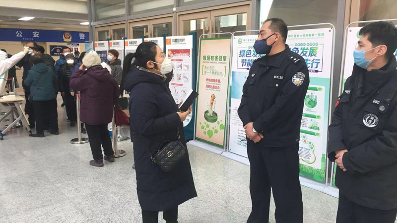 民警蘇旭（中間）向記者（左）介紹執勤情況