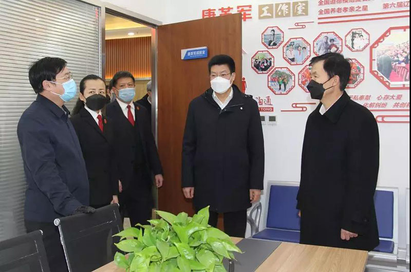 張學群（右一）到遼陽中院檢查安檢區和調解室消毒情況