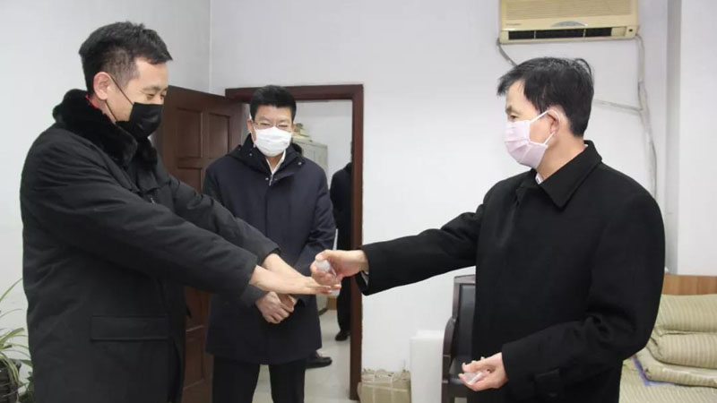 張學群（右一）在大東區法院干警值班室指導個人防護