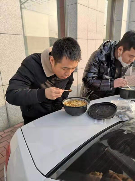 執行干警匆匆吃早餐