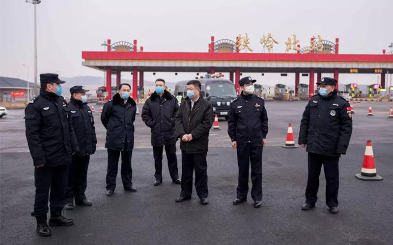李云波（右三）一行在高速公路鐵嶺北站督導檢查并看望慰問執(zhí)勤民警