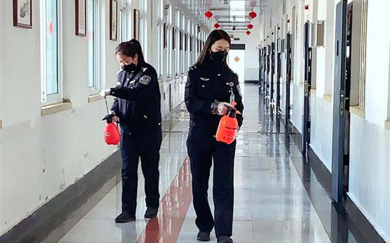 民警對監區進行消毒