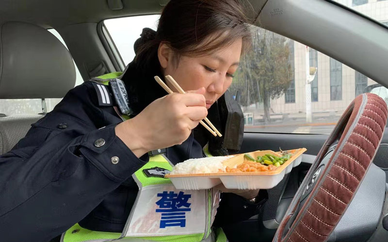 女警在車里匆匆吃飯