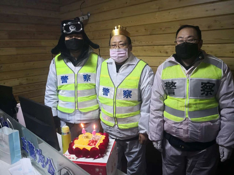 同事為劉振（中）過生日