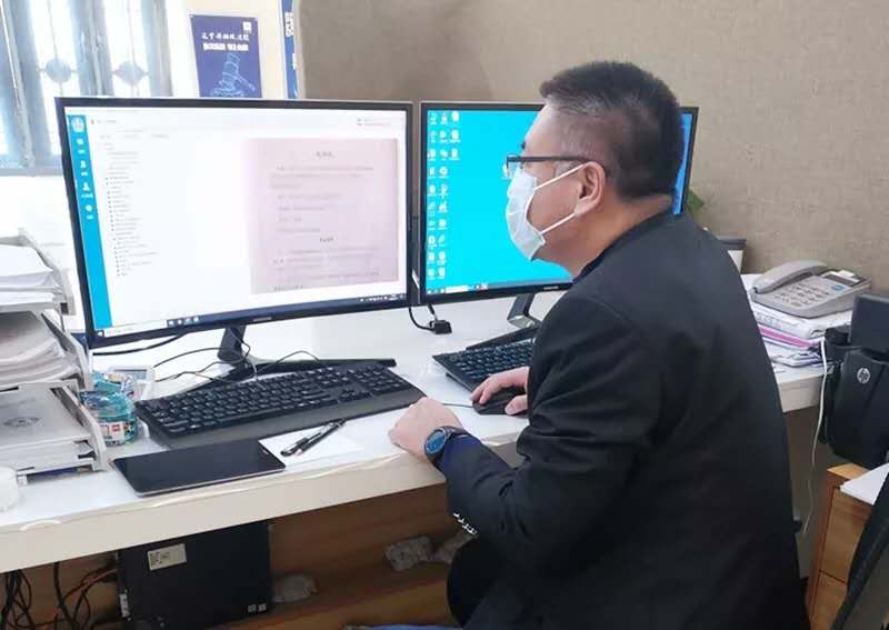 鐵西區(qū)法院立案庭庭長孫宗杰正在處理網上立案信息