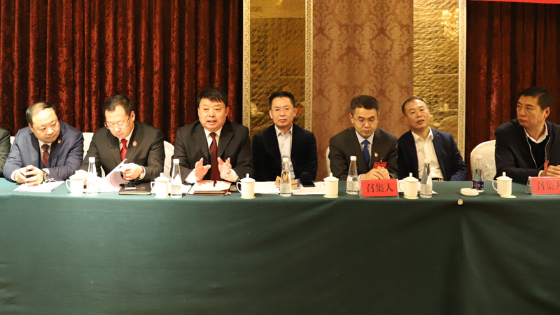 李延輝（左三）在鐵嶺市政協組織召開的民營企業家座談會上