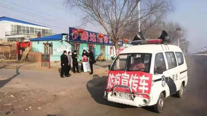 龍城區司法局工作人員正在開展宣傳