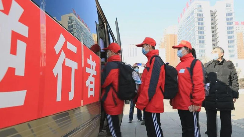 醫護人員有序登車