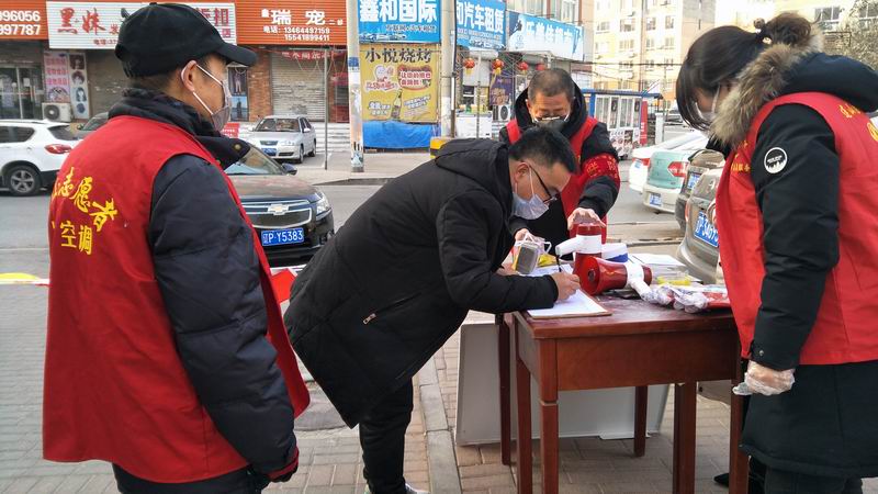 在小區門口檢疫點對外來人員進行登記