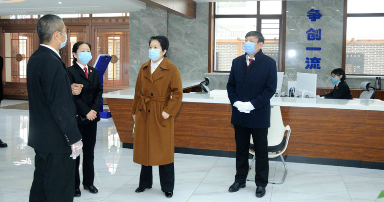3、孫忠麗（右2）在朝陽市龍城區人民法院調研“智慧法院”建設工作