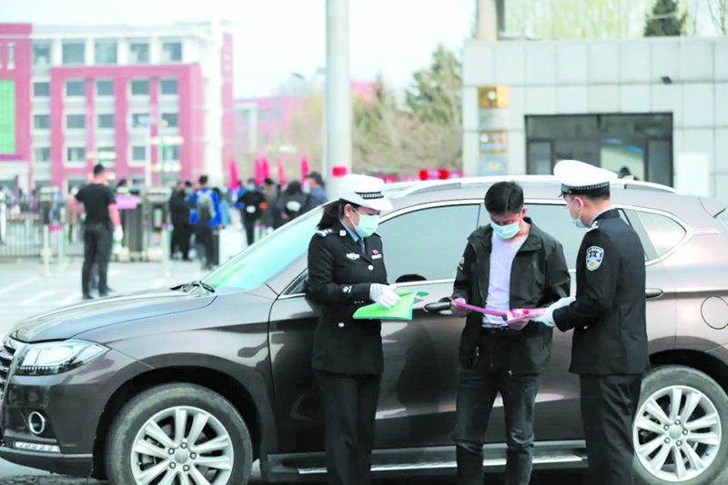 昌圖交警向返校學生家長發放《交通防疫指南》
