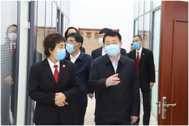 葫蘆島市委常委、政法委書記孫洪軍（右）到訴訟服務中心調研