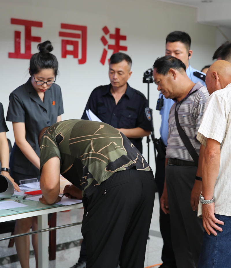 農民工們正在東洲區法院法官干警的有序指導下領回自己的血汗錢
