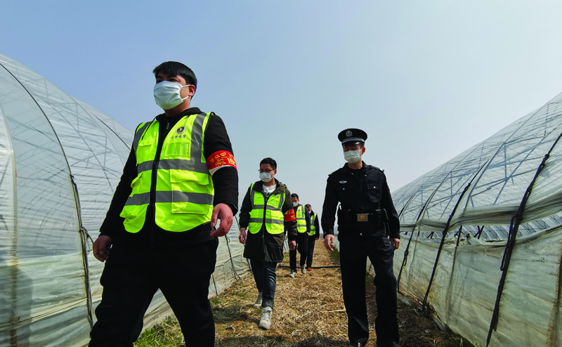 圖為“義警巡邏隊“深入轄區蔬菜大棚種植區開展巡邏。