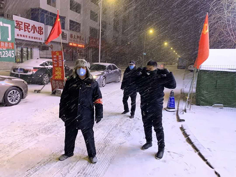 宋楠（左）在社區勸返點查驗出入人員及車輛