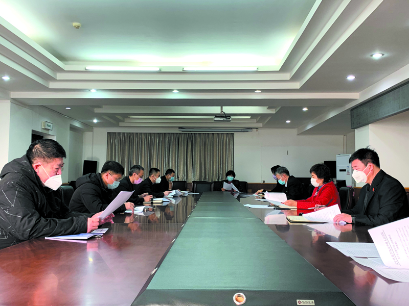 圖2、葫蘆島中院有關人員討論《意見》