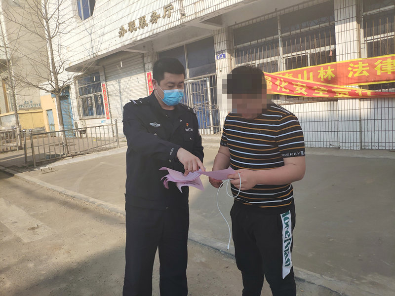 民警發(fā)放宣傳單
