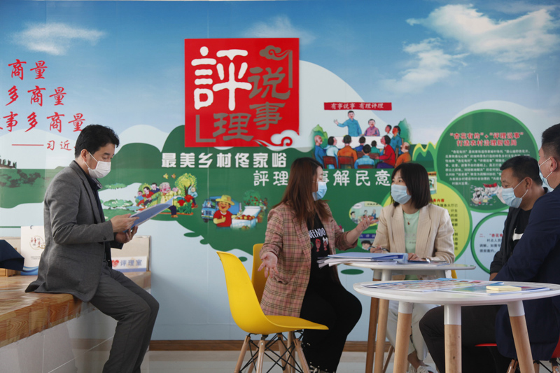 配文1：本報(bào)記者（左三）了解佟家峪村評(píng)事點(diǎn)情況