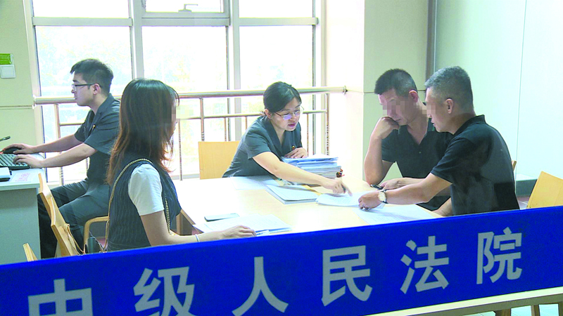 民二庭的法官正在調(diào)解案件