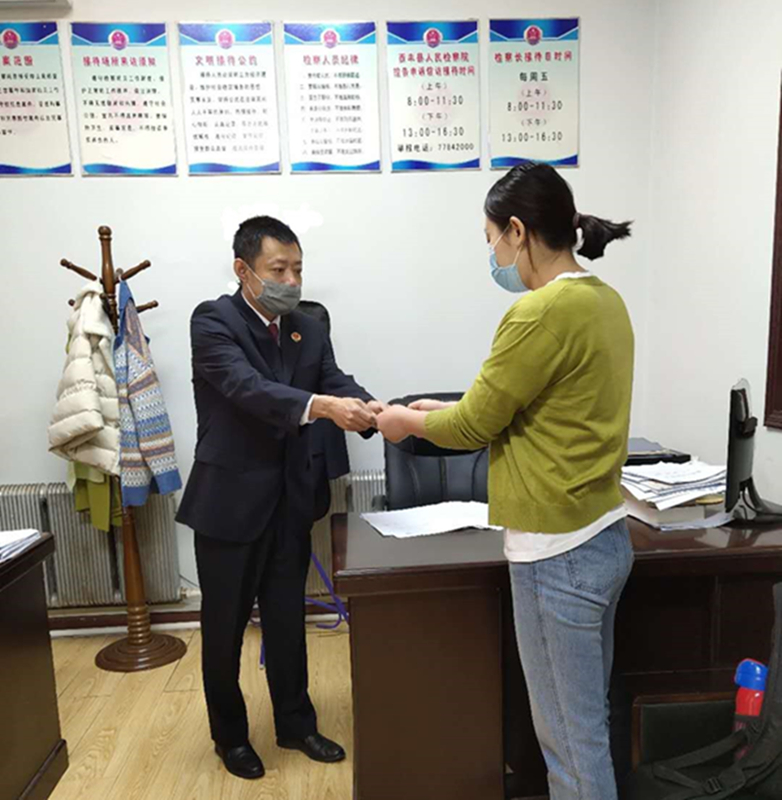 崔勇將3萬元司法求助金銀行卡交給張女士