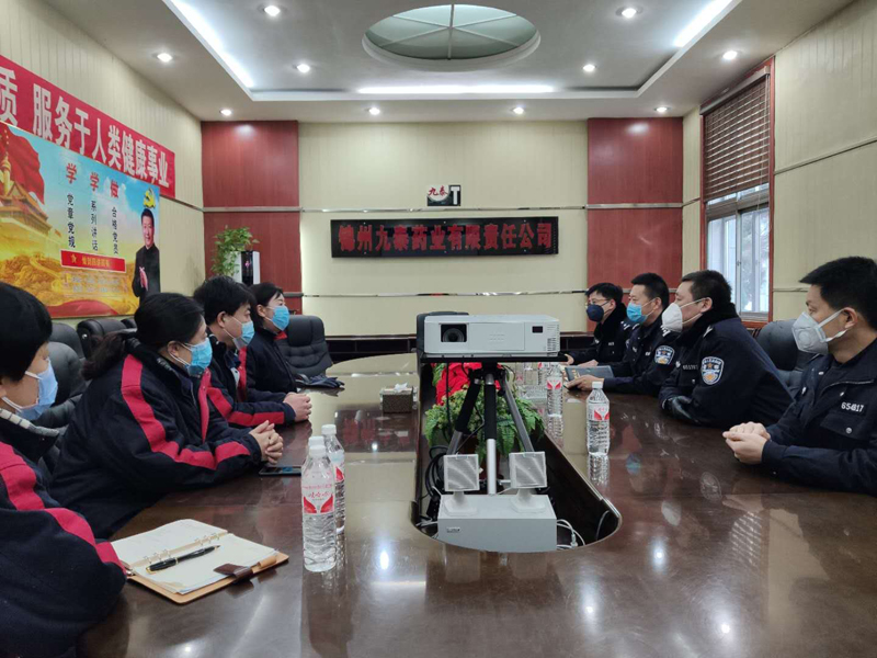 配文1：民警走訪企業
