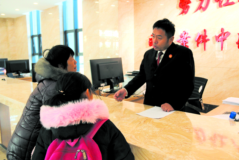 何經濤在訴訟服務大廳接待當事人