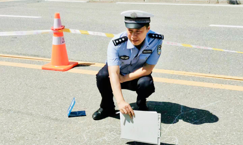 陳瀚對肇事現場進行勘查_編輯