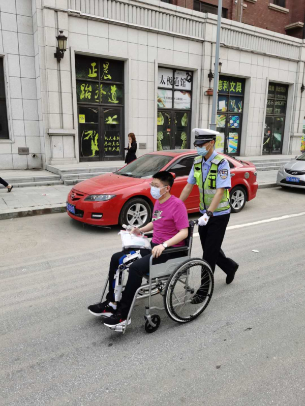 交警將骨折考生推進警戒區域_編輯_編輯
