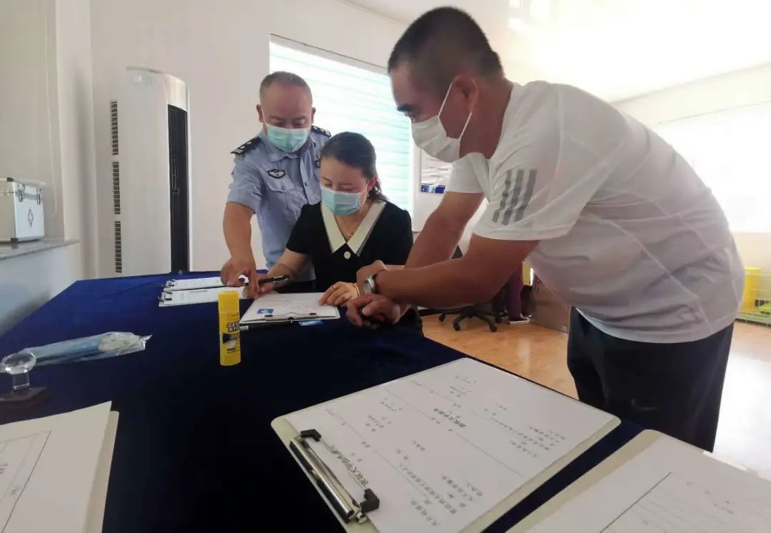 民警指導王先生填寫了相關表格