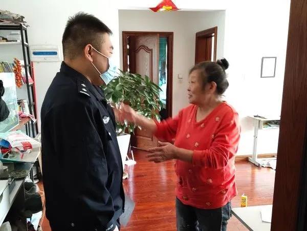劉女士為母親成功補辦身份證感謝民警