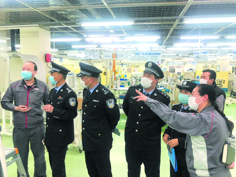 民警走訪服務轄區企業