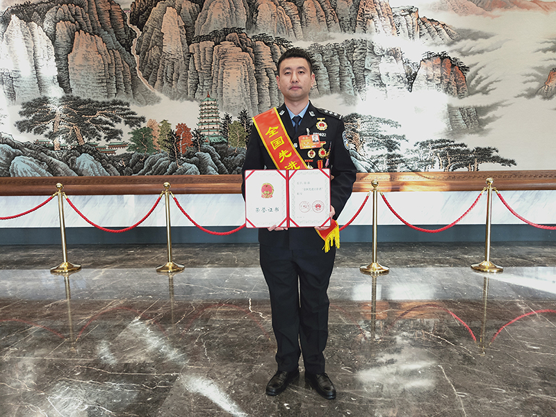 孫歌手捧著人民授予的榮譽證書